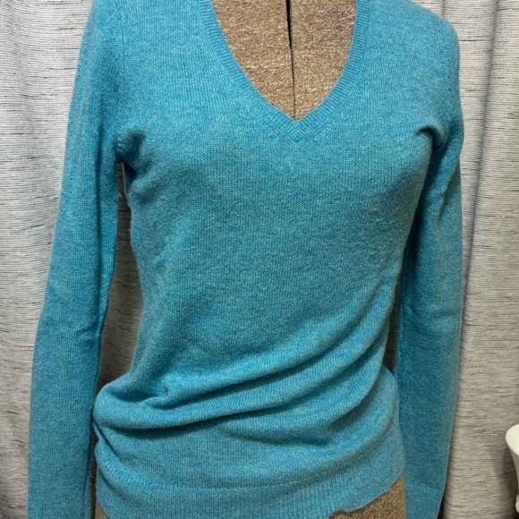 Ann Taylor Cashmere Turquoise V-Neck Women’s Sweater size: XS - Picture 4 of 8